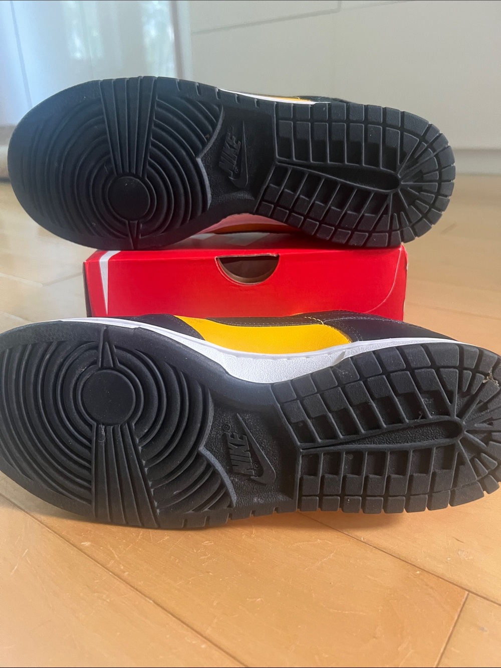 Nike Low-Top Sneakers in Black and Yellow - Picture 3 of 4